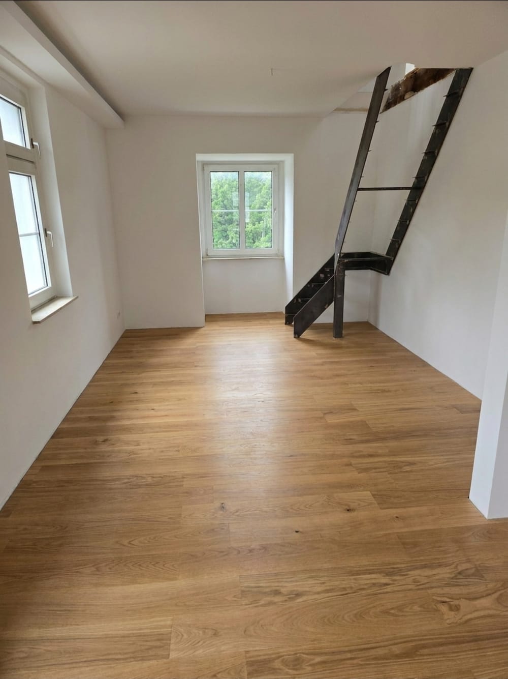 Vorher-Nachher-Vergleich: Raum mit Baumaterial und Kabeln vor der KI-Foto-Optimierung, aufgeräumt und hell danach
